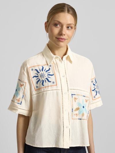 Frauenmodel trägt Boxy Fit Bluse aus Leinen-Baumwoll-Mix von Jake*s Casual in Creme mit blauen und beigen Stitchings, Hemblusenkragen und Knopfleiste, strukturierte Oberfläche, Ganzkörperansicht von vorne.