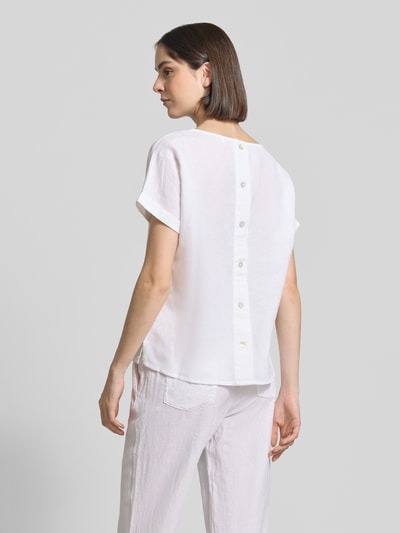 Frauenmodel trägt Leinenbluse mit fixiertem Ärmelaufschlag von Christian Berg Woman in Weiß, Straight Fit, reine Leinen, Rückenansicht, Ganzkörperansicht.
