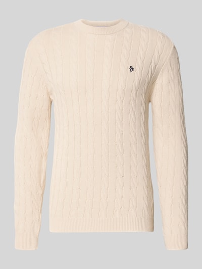 Produktfoto, Strickpullover mit Zopfmuster und Logo-Stitching von REVIEW in Creme, Baumwoll-Mix, Modern Fit, Rundhalsausschnitt, gerippte Abschlüsse