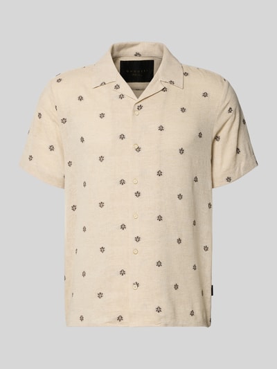 Produktfoto, Regular Fit Freizeithemd mit Reverskragen von bugatti für Herren im Allover-Look aus Baumwoll-Mix mit Viskose-Anteil, beige mit dunklen kleinen Motiven, glatte Struktur, Rückenlänge 70 cm, Schulterbreite 45 cm, Ärmellänge 23 cm.