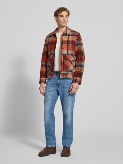Männermodel trägt Regular Fit Jacke mit Umlegekragen von MCNEAL, karierte Struktur, Rot- und Beigetöne, Ganzkörperansicht von vorne. Rückenlänge 66 cm, Schulterbreite 46 cm, Brustweite 50 cm, Ärmellänge 68 cm.
