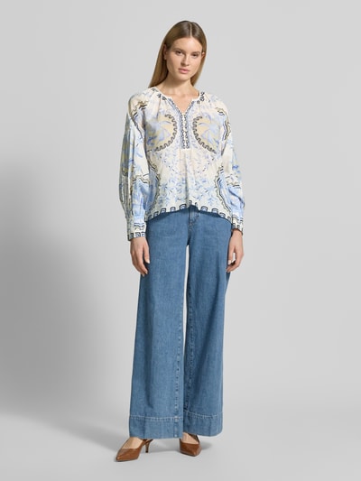 Frauenmodel trägt Relaxed Fit Bluse mit Tunika-Ausschnitt Modell 'Wylde' von MOS MOSH mit floralem Allover-Print, Ganzkörperansicht von vorne.