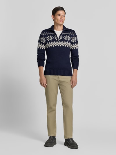 Männermodel trägt Slim Fit pullover van wolmix Model 'Myking' van Dale of Norway, donkerblauw met wit patroon, schipperskraag, Heren, Ruglengte bij maat M: 72 cm, Mouwlengte bij maat M: 69 cm, Ganzkörperansicht von vorne.