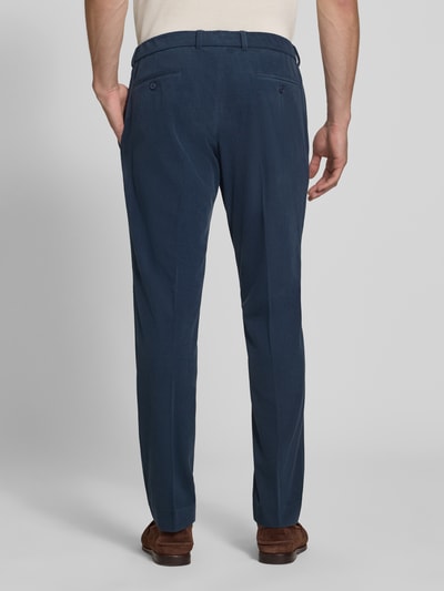 Männermodel trägt Straight Fit Hose in Cord-Optik von Christian Berg Men in Dunkelblau, Bügelfalten, Gesäßtaschen, Ganzkörperansicht Rückansicht.