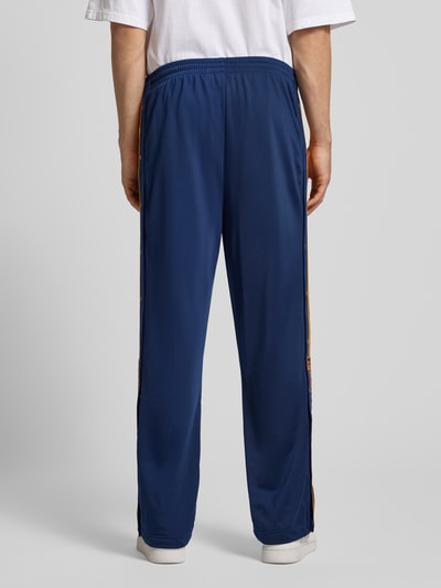 Männermodel trägt Sweatpants mit elastischem Bund von adidas Originals in Dunkelblau mit Eingrifftaschen, Label-Stitching, Lockerer-Schnitt, Innenbeinlänge bei Größe M: 75 cm, Ganzkörperansicht Rückansicht.