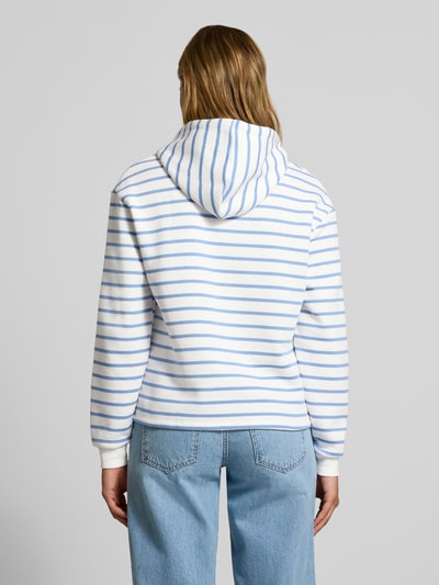 Frauenmodel trägt Regular Fit Hoodie aus Baumwoll-Mix Modell 'CHILLI' von PIECES, weiß mit blauen Streifen, Damen Hoodie, Ganzkörperansicht Rückansicht.