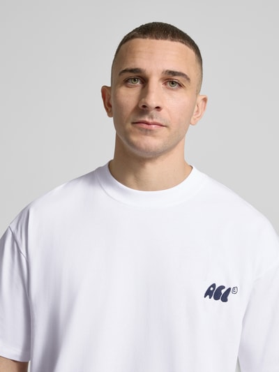 Männermodel trägt Regular Fit T-Shirt mit Logo-Stitching von ANOTHER COTTON LAB, Reine Baumwolle, Rundhalsausschnitt, Nahaufnahme Oberkörper.