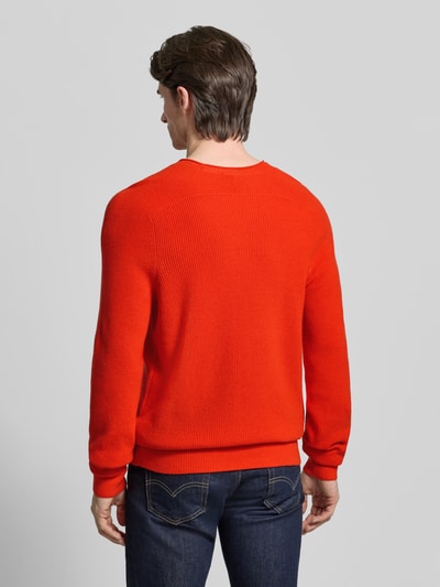 Männermodel trägt Strickpullover aus Baumwoll-Kaschmir-Mix mit gerippten Abschlüssen von FTC-Cashmere in intensivem Rot, Regular Fit, Ganzkörperansicht Rückansicht.