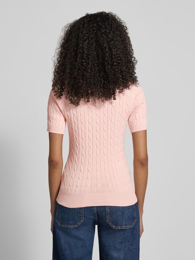 Frauenmodel trägt Strickshirt mit Zopfmuster und Label-Stitching von Gant in zartem Rosa, Baumwoll-Mix, schlanke Passform, Ganzkörperansicht Rückansicht.