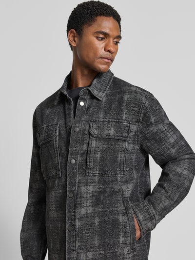 Männermodel trägt Regular Fit Hemdjacke aus reiner Baumwolle von Antony Morato in Grau mit Umlegekragen und Knopfleiste, Nahaufnahme Oberkörper.