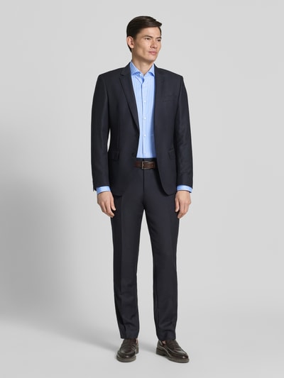Männermodel trägt hellblaues Slim Fit Businesshemd mit extra langem Arm Modell 'H-HANK' von BOSS, Optik:Allover-Muster, Material:Baumwoll-Mix, Ganzkörperansicht von vorne.