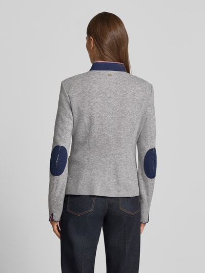 Vrouwenmodel draagt grijze blazer uit wolmix met donkerblauwe details, blazer uit de White Label collectie, getailleerd model, opstaande kraag, knoopsluiting, borstzak met pochet, opgestikte steekzakken, ruglengte maat 36: 52 cm, borstwijdte maat 36: 46 cm, mouwlengte maat 36: 64 cm, geheel van achteren