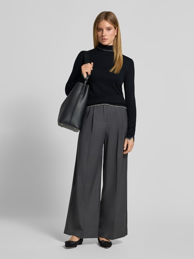 Frauenmodel trägt Slim Fit Longsleeve aus Viskose-Mix Modell 'MAGLIA CHIUSA' von Liu Jo White, schwarz, Stehkragen, Logo-Detail, Ganzkörperansicht von vorne, Rückenlänge 57 cm, Ärmellänge 66 cm.