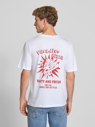 Męski model nosi Regular Fit T-Shirt aus reiner Baumwolle Modell 'BREWY' von JACK & JONES z nadrukiem z napisem w kolorze białym i czerwonym, długość tyłu w rozmiarze M: 68 cm, Ganzkörperansicht Rückansicht