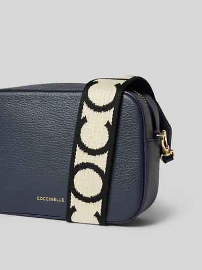 Coccinelle Crossbody Bag aus Leder mit Label-Print Marine 3