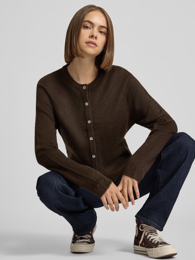 Frauenmodel trägt Loose Fit Strickjacke mit Rundhalsausschnitt Modell 'SIMONI' von ONLY in Dunkelbraun, grobe Textur, Ganzkörperansicht von vorne, Damen Strickjacke von ONLY.