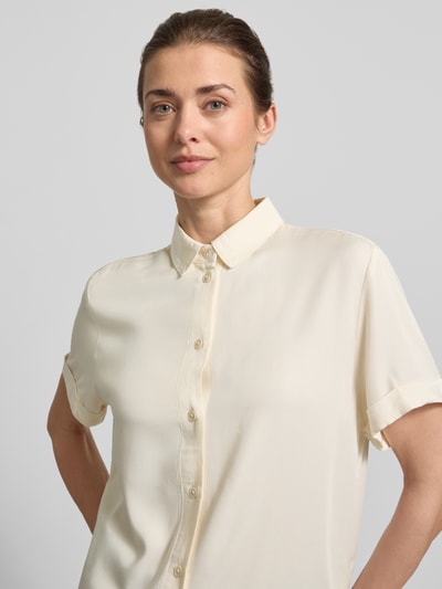 Kobiece modelka nosi Regular Fit Hemdbluse mit 1/2-Arm od Jake*s Casual, mieszanka wiskozy, kołnierzyk typu kent, listwa guzikowa, rękaw o dł. 1/2, długość tyłu w rozmiarze 36: 62 cm, długość rękawów w rozmiarze 36: 21 cm, jasny kolor, gładka tekstura, prosta forma, zbliżenie na górną część ciała, widok z przodu