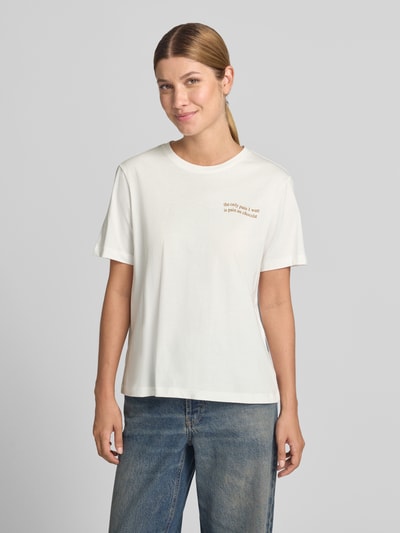 Frauenmodel trägt T-Shirt mit Print und Rundhalsausschnitt Modell 'SYBILLA CHOCO' von Vila, reine Baumwolle, Regular Fit, weiß, Ganzkörperansicht von vorne.