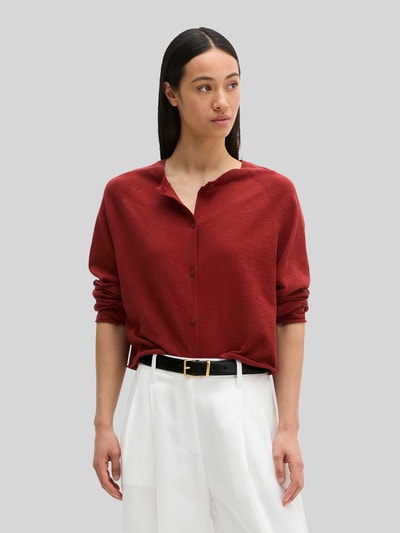Frauenmodel trägt Relaxed Fit Strickjacke aus Baumwoll-Leinen-Mix von Marc O'Polo in Optik: Unifarben, Passform: Relaxed-Fit, Rundhals, Ärmelform: Langarm, Verschluss: Knopfleiste, Struktur leicht meliert, Ganzkörperansicht von vorne.