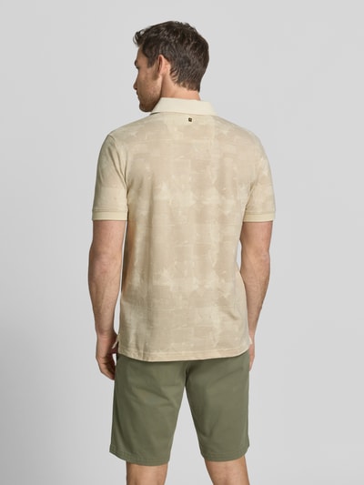 Männermodel trägt Slim Fit Poloshirt mit Label-Patch von PME Legend aus bawełna, wzór na całej powierzchni, listwa guzikowa, długość tyłu w rozmiarze M: 74 cm, Ganzkörperansicht Rückansicht.