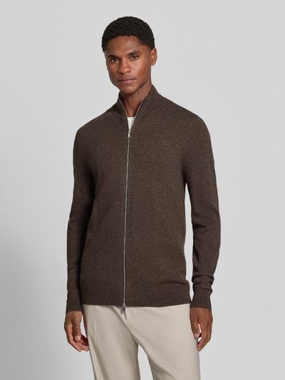 Männermodel trägt Jacke aus Baumwoll-Mix in Strick-Optik von Profuomo in Braun mit Stehkragen und Reißverschluss, Ganzkörperansicht von vorne. Baumwoll-Mix mit Modal-Anteil, schmale Passform, gerippte Abschlüsse, Rückenlänge und Ärmellänge bei Größe M: 73 cm.