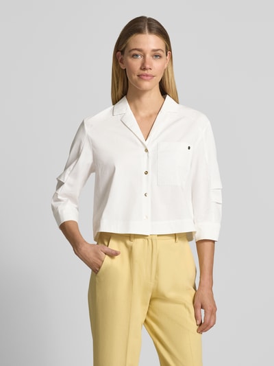 Frauenmodel trägt Bluse mit Reverskragen und 3/4-Arm von Marc Cain aus Baumwoll-Mix, Gerader-Schnitt, Label-Detail, Nahaufnahme Oberkörper.