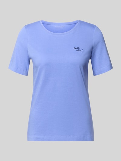 Produktfoto, hellblaues T-Shirt mit Rundhalsausschnitt, Statement-Stitching und Regular Fit aus reiner Baumwolle, T-Shirt mit Statement-Stitching und Rundhalsausschnitt von Christian Berg Woman, Rückenlänge 59 cm bei Größe S, glatte Struktur.
