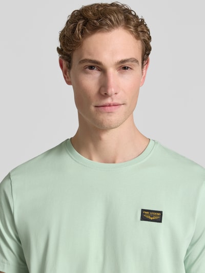 Männermodel trägt T-Shirt mit Label-Stitching und Rundhalsausschnitt von PME Legend aus Baumwoll-Elasthan-Mix, Regular-Fit, Nahaufnahme Oberkörper. Rückenlänge bei Größe M: 74 cm.