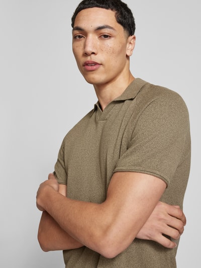 Männermodel trägt Regular Fit Poloshirt mit Strukturmuster Modell 'HILL' von Jack & Jones in Beige, reine Baumwolle, Nahaufnahme Oberkörper.