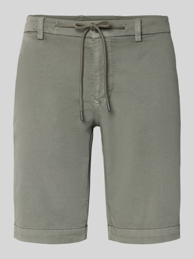 Produktfoto, Bermudas mit Bindegürtel und französischen Eingrifftaschen von MAC, Baumwoll-Mix mit Stretch-Anteil, gerade Form, dezentes Oliv, glatte Textur, sichtbarer Bindegürtel, Knopf-Reißverschluss, Gesäßleistentaschen, Label-Print rückseitig, Bundweite 42 cm, Innenbeinlänge 26 cm, Größe 32.