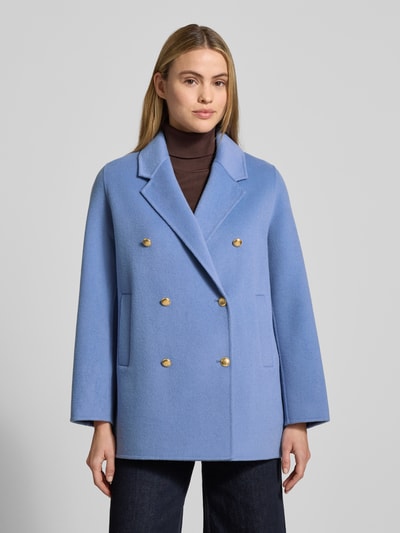 Frauenmodel trägt Jacke mit Reverskragen und Eingrifftaschen von Gant, Baumwoll-Mix mit Kaschmir-Anteil, Regular-Fit, Zweireiher, Ganzkörperansicht von vorne.