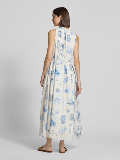 Frauenmodel trägt Maxikleid mit Bindegürtel und Schlüselloch-Ausschnitt von Oui, Viskose-Mix, Taillierter Schnitt, Ganzkörperansicht Rückansicht.
