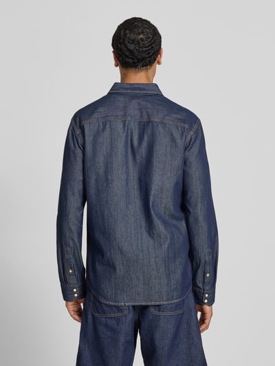 Męskimodel nosi koszulę casualową Slim Fit Freizeithemd mit Kentkragen model 'ESHERIDAN' od JACK & JONES z bawełny, długość tyłu 76 cm, szerokość ramion 42 cm, długość rękawów 65 cm, widok całej sylwetki od tyłu