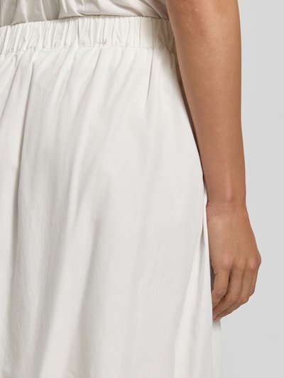 Kobiece model nosi Ausgestellter Maxi-Rock aus reiner Baumwolle Modell 'BLAIR' von Selected Femme, efekt: jednolity kolor, rozkloszowana, długość maxi, halka pod spódnicę, zakładka w pasie, ściągacz, falbana na dole, wpuszczana kieszeń, bawełna; detailaufnahme biodra.