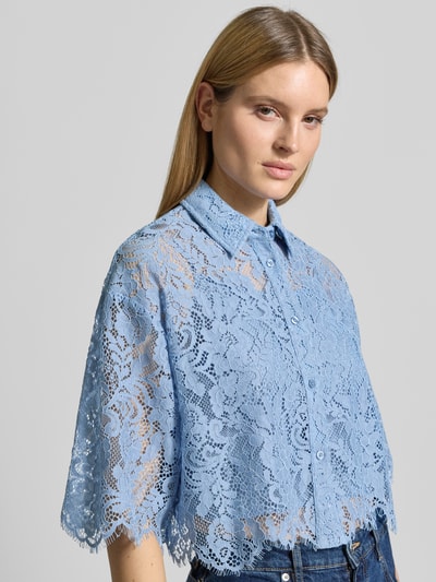 Frauenmodel trägt Bluse mit Spitze und Hemdblusenkragen von MICHAEL Michael Kors in Hellblau, Material-Mix mit Baumwoll-Anteil, Verkürzt, semitransparent, Knopfleiste, 3/4-Arm, Ganzkörperansicht von vorne.