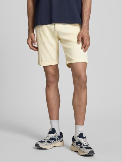 Männermodel trägt Straight Fit Shorts mit Eingrifftaschen Modell 'Bowie' von Jack & Jones, Baumwoll-Mix, Nahaufnahme Oberschenkel.