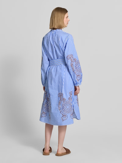 Frauenmodel trägt Hemdblusenkleid mit Stitchings und Bindegürtel von Christian Berg Woman aus Reine Baumwolle, Gerader-Schnitt, Midikleid, Rückansicht Ganzkörperansicht.