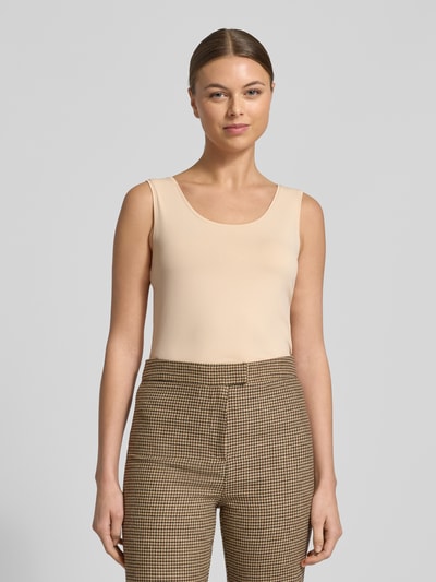 Frauenmodel trägt Slim Fit Top mit Rundhalsausschnitt von Christian Berg Woman, ärmellos, elastischer Material-Mix, beigefarben, Nahaufnahme Oberkörper.