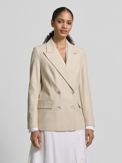 Modelka kobieca nosi Regular Fit Blazer aus Baumwoll-Leinen-Mischung mit doppelter Knopfleiste von Jake*s Collection, kolor beżowy, prosty krój, klapy, kieszenie z patkami, marynarka sięga do bioder, długość tyłu w rozmiarze 36: 71 cm, szerokość w rozmiarze 36: 46 cm, długość rękawa w rozmiarze 36: 65 cm, widok całościowy od przodu.