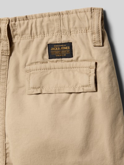 Produktfoto, Regular Fit Shorts mit Logo-Patch Modell 'Cole' von Jack & Jones aus reiner Baumwolle in Beige mit Cargo-Tasche, Detailaufnahme