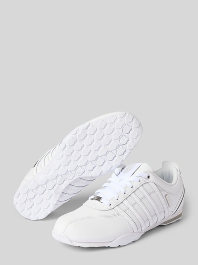 Produktfoto, sneakersy z powlekanej skóry model 'Arvee 1.5' od K-SWISS, zaokrąglony kształt, profilowana podeszwa, detale z logo, wiązanie, wysokość obcasa w rozmiarze 44: 1 cm, wysokość cholewki w rozmiarze 44: 9 cm, szerokość w rozmiarze 44: 9 cm, kolor biały, tekstura gładka