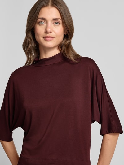 Vrouwenmodel draagt bordeauxrood 3/4-shirt Relaxed Fit uit viscose-mix model 'Sinse' van OPUS, dames 3/4-shirt, close-up bovenlichaam.