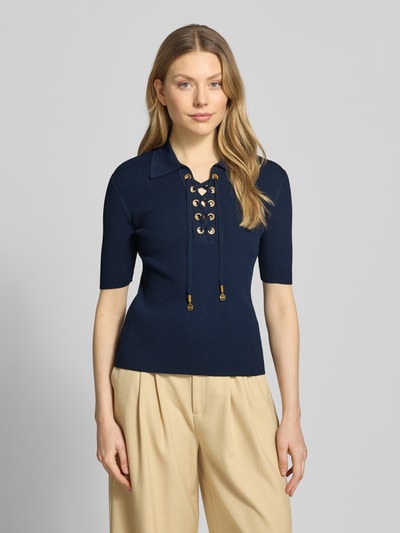 Frauenmodel trägt Strickshirt mit Schnürung und Umlegekragen von MICHAEL Michael Kors, dunkelblau, Feinripp, Viskose-Mix mit Stretch-Anteil, Körpernaher-Schnitt, Label-Details, Ganzkörperansicht von vorne.