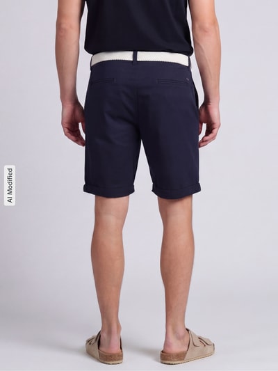 Männermodel trägt Bermudas mit Gürtel und Eingrifftaschen von MCNEAL, dunkelblau, Straight Fit, Baumwoll-Mix, Ganzkörperansicht Rückansicht