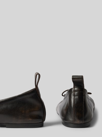 Produktfoto, Ballerinas aus Leder mit Schnürung Modell 'Rosalind' von ALOHAS, dunkle Farben, matte Oberfläche, abgerundete Spitze, Schafthöhe 7 cm, Schaftweite 5 cm, Absatzhöhe 1 cm, Echtleder