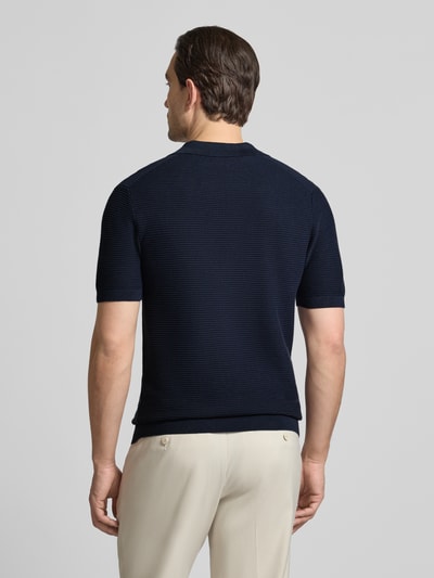 Męski model nosi Strickshirt mit Polokragen und V-Ausschnitt von Christian Berg Men, bawełna, krój regular fit, kolor granatowy, widok całej sylwetki z tyłu