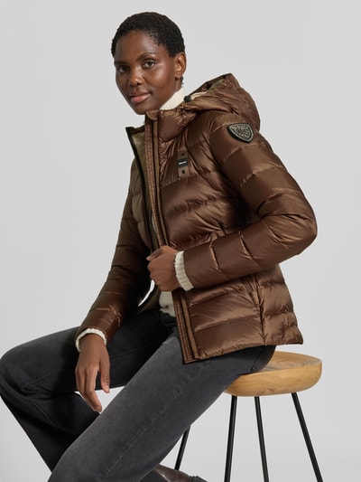 Männermodel trägt kurtka puchowa z efektem pikowania od Blauer USA, krój taliowany, detal z logo, kaptur, zamek błyskawiczny dwustronny, Model 'Charme', długość tyłu w rozmiarze S: 62 cm, szerokość ramion w rozmiarze S: 44 cm, szerokość w rozmiarze S: 43 cm, długość rękawów w rozmiarze S: 62 cm, brązowy połysk, struktura pikowana, całkowita długość z przodu
