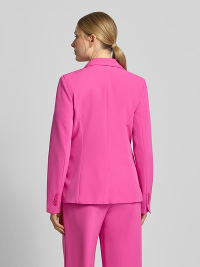 Frauenmodel trägt Slim Fit Blazer mit Pattentaschen Modell 'Isa' von GUIDO MARIA KRETSCHMER WOMAN in Pink, Material-Mix mit Stretch-Anteil, Ganzkörperansicht Rückansicht.