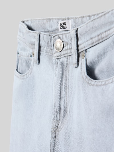 Produktfoto, Straight Fit Jeans im 5-Pocket-Design Modell 'Alex' von Jack & Jones, Kinder Jeans aus reiner Baumwolle, hellblau, sichtbare Struktur, Logo-Patch, Knopf- und Reißverschluss.