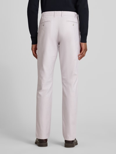 Männermodel trägt Stoffhose mit französischen Eingrifftaschen von MCNEAL in hellem Farbton, Baumwoll-Elasthan-Mix, Gerader-Schnitt, Ganzkörperansicht Rückansicht.